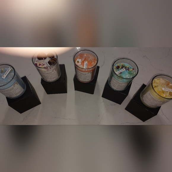Luxury Aromatherapy Scented Candles with Crystal in 5 Different Fragrances - Picture 3 of 3